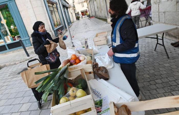 ¿Cuáles son los objetivos del mercado solidario organizado en una ciudad de Dordoña?