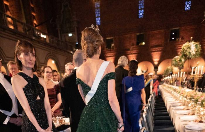 El chispeante regreso de la princesa Madeleine a los premios Nobel con un vestido de cola voluminosa y la tiara Connaught