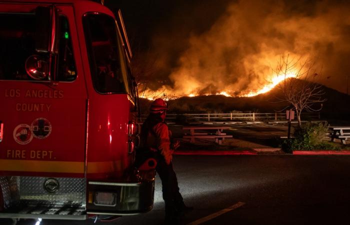 Las impresionantes imágenes del megaincendio en Malibú, donde miles de vecinos fueron evacuados