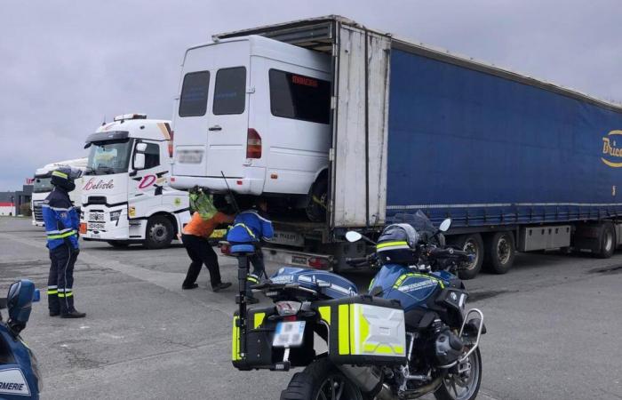 La furgoneta en el remolque de un vehículo pesado parece estar en precario equilibrio: ¿podemos dejar objetos voluminosos sobresaliendo del maletero?