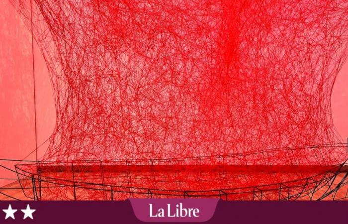 Chiharu Shiota teje maravillosamente los hilos de la emoción