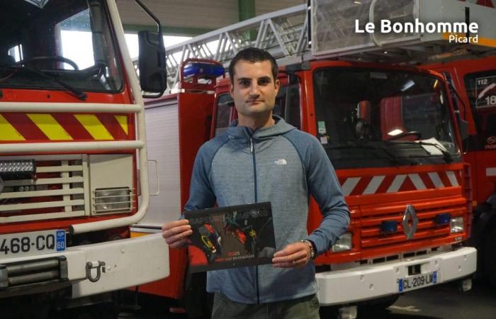 Los bomberos de Saint-Justois trabajan para vender su calendario 2025.