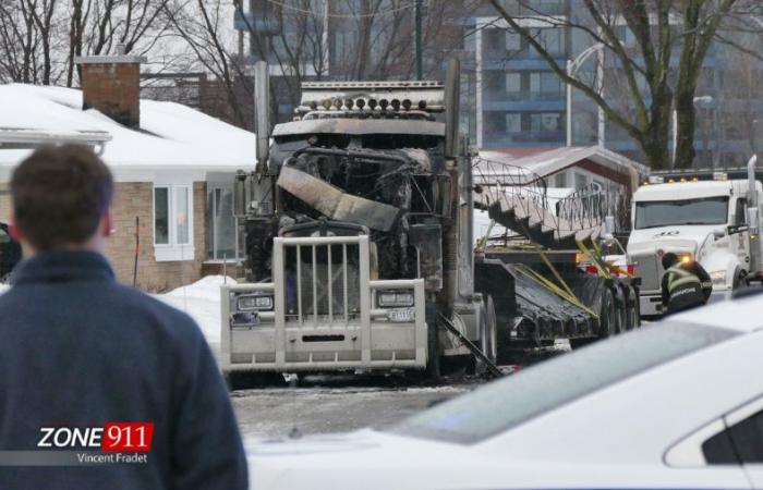 Impresionante incendio de un camión completamente incendiado en Quebec