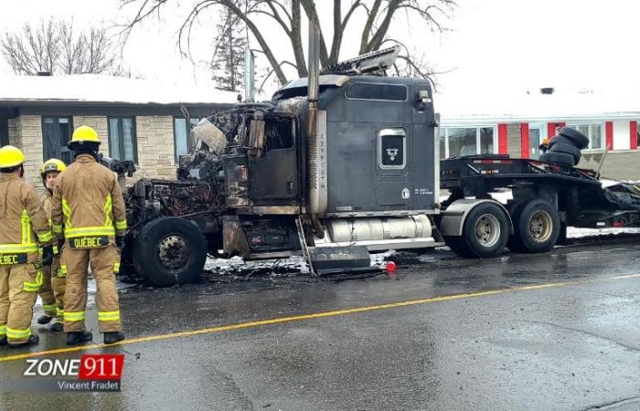 Impresionante incendio de un camión completamente incendiado en Quebec