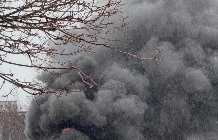 Impresionante incendio de un camión completamente incendiado en Quebec