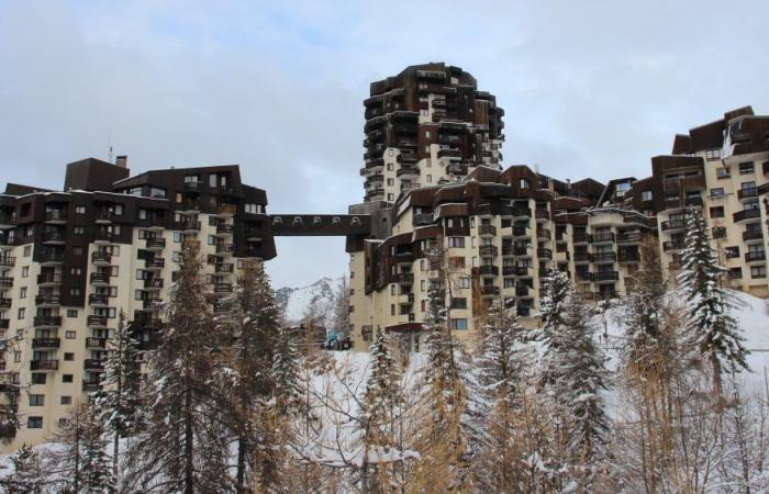 En la estación de Orres, una residencia con 200 viviendas cerrada por riesgo de derrumbe