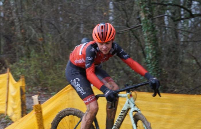 Ciclismo Creusot: Mathieu Perroux al pie del podio en las Regionales de Château Chinon, Hugo Antunes al podio en el Jura