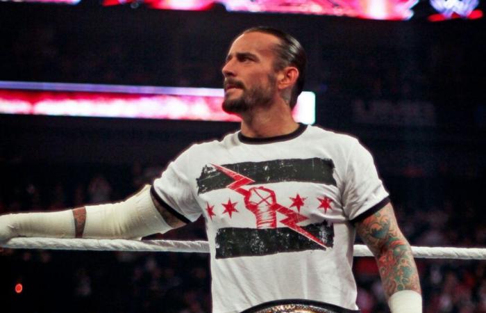 CM Punk ataca a Seth Rollins durante entrevista en WWE RAW –