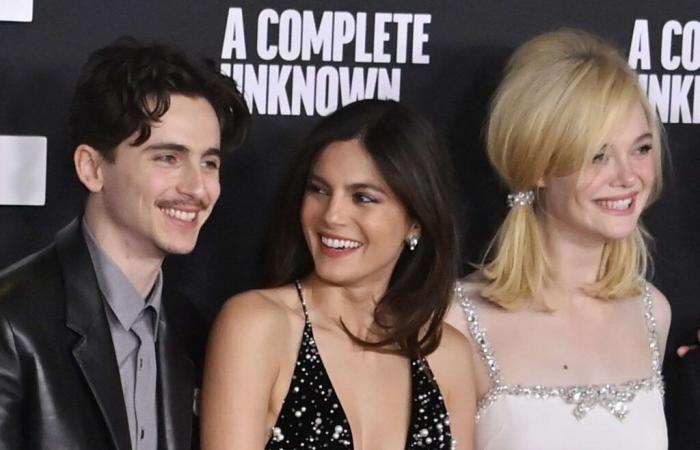 Timothée Chalamet luce su bigote junto a Elle Fanning, una auténtica muñeca vintage