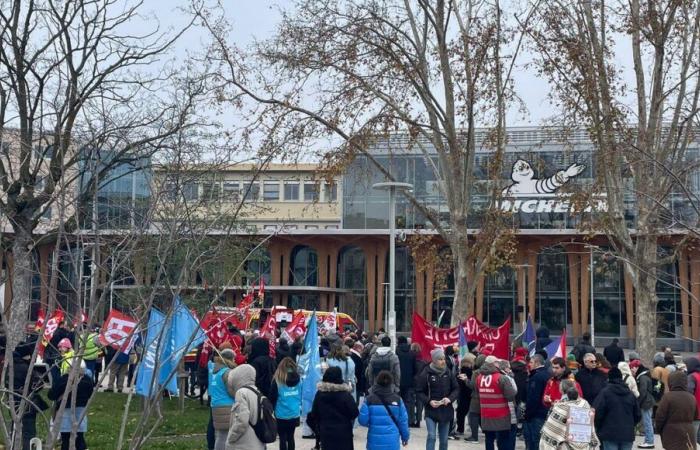 Al menos 250 personas se movilizaron contra planes sociales en Clermont-Ferrand