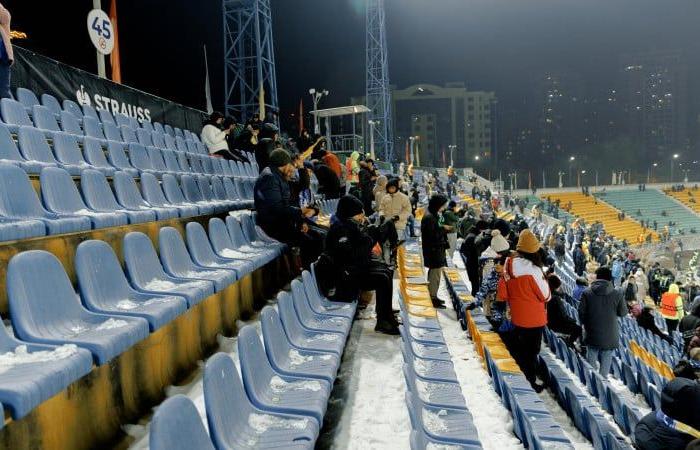 Los aficionados se quejan de las gradas nevadas en Almaty