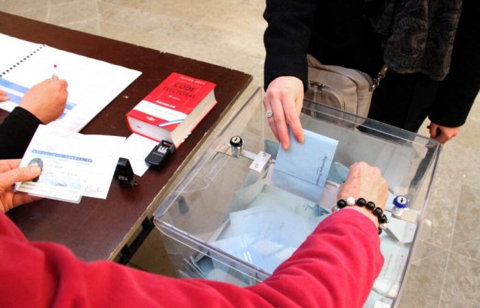 Estos habitantes de este pequeño pueblo de Cantal están llamados a votar.