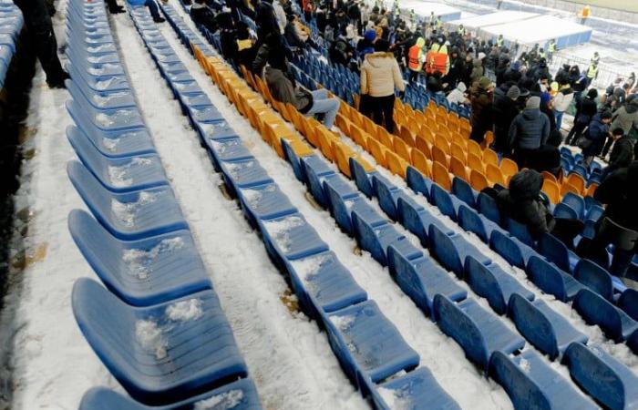 Los aficionados se quejan de las gradas nevadas en Almaty