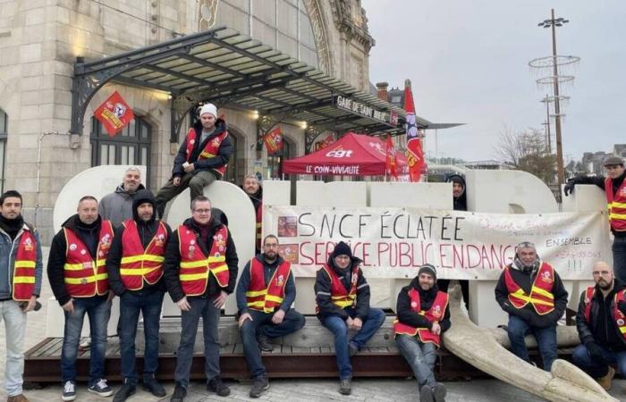 La CGT de los ferroviarios se movilizó frente a la estación de Saint-Brieuc este jueves por la mañana