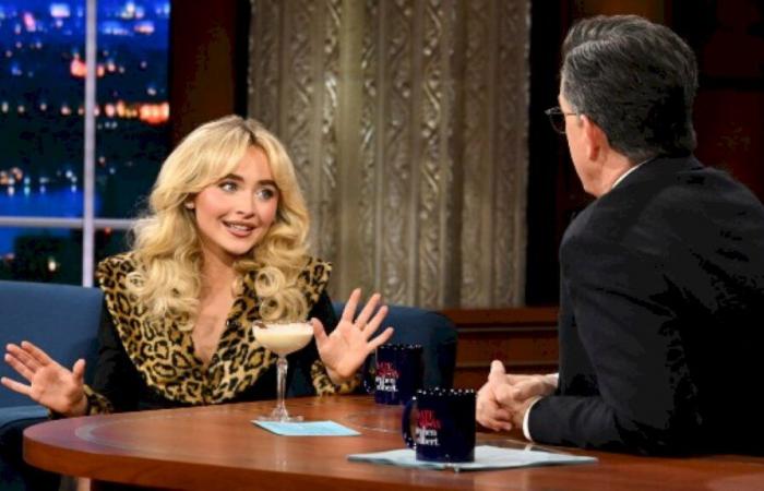 En ‘Colbert’, Sabrina Carpenter bebe martinis de espresso y revela su enamoramiento por los Beatles en su infancia