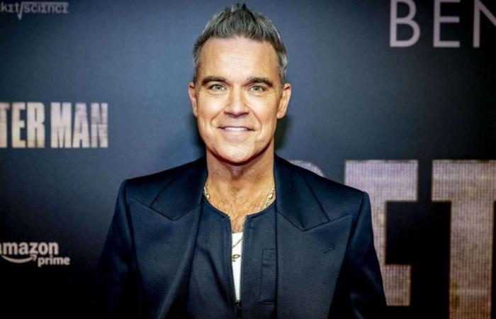 Robbie Williams bromea diciendo que “quiere ser gay” y llama “barba” a su esposa en una charla extraña