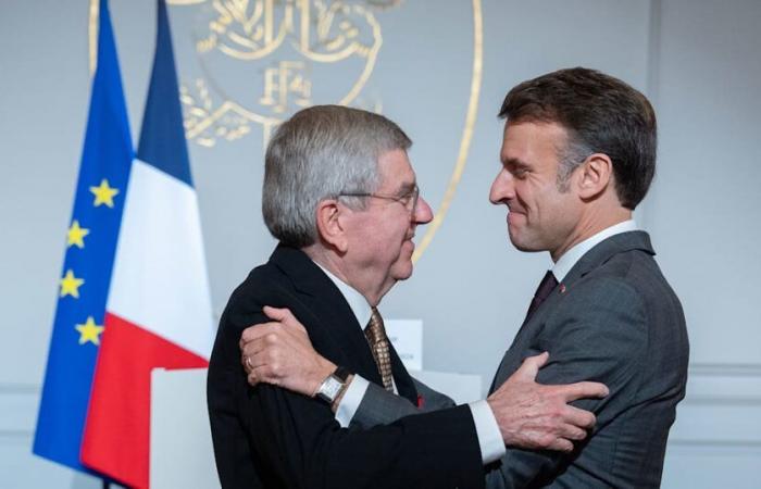 El presidente del COI, Thomas Bach, condecorado con la Legión de Honor por el presidente Emmanuel Macron