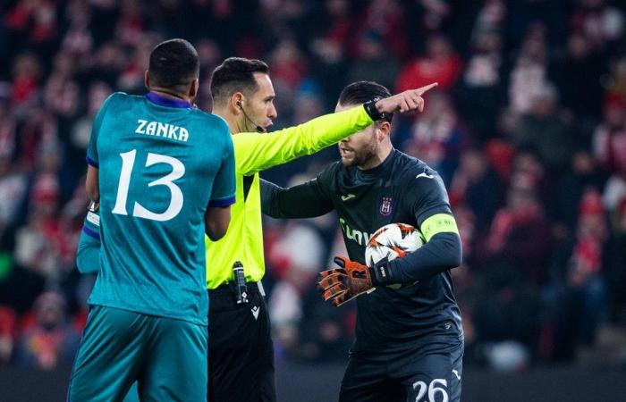 Anderlecht presenta una denuncia por racismo en Praga, el entrenador Hubert apoya a Zanka: “En realidad quería dejar el campo”