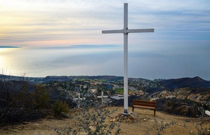 La cruz que domina Malibú ofrece esperanza a Pepperdine después de sobrevivir al incendio Franklin