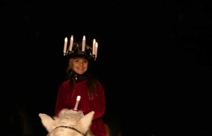 Princesa Estelle coronada con velas por Santa Lucía