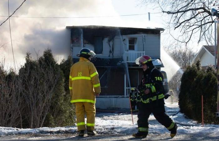 Un incendio arrasa un dúplex en Champlain