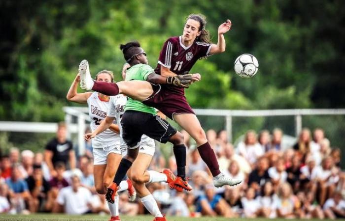 Cuando la estrella de la WNBA Caitlin Clark entretenía en los campos de fútbol