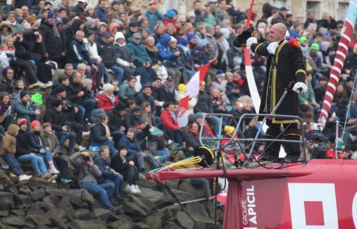 Mientras reparaba su Imoca, un patrón de la Vendée Globe fue expulsado por una ola y resultó herido