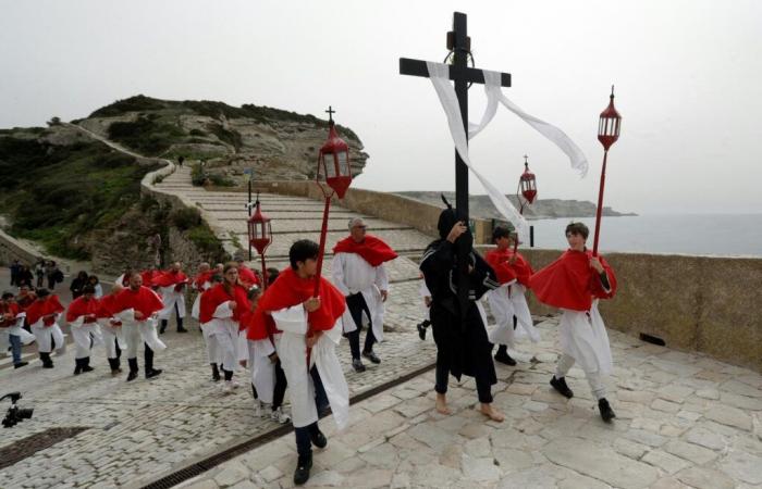 “La Iglesia ha denigrado durante siglos esta religiosidad corsa, sutil mezcla de sagrado y profano, que hoy interesa al Papa”