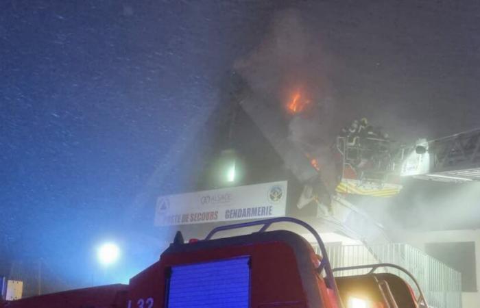 Campo de Fuego. Se incendia el tejado del chalet de Protección Civil