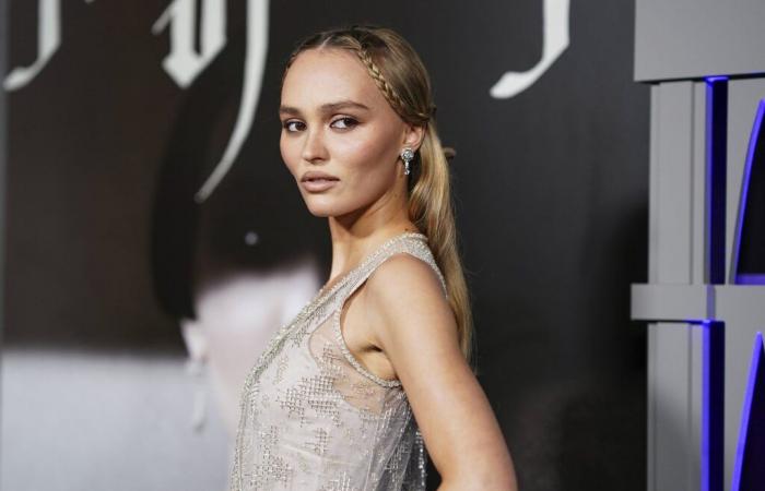 Lily-Rose Depp hace una aparición celestial en la alfombra roja de Los Ángeles