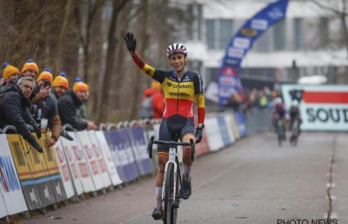 La tricolor belga Sanne Cant se despide del público local con estilo y emoción, sin duda reina una camiseta diferente