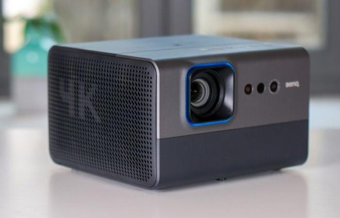 un proyector de vídeo 4K conectado y asequible con una imagen brillante y colorida