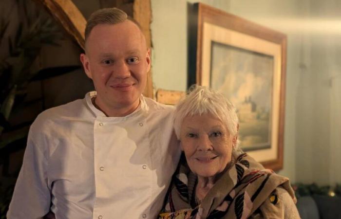 Dame Judi Dench visita el pub Old House en Mid Sussex