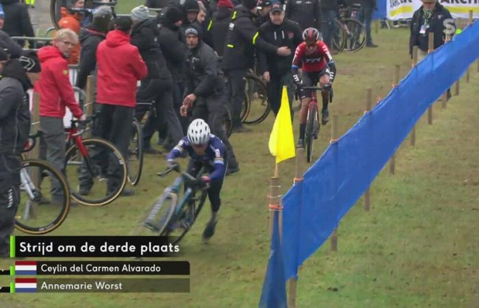 Acaba de regresar del entrenamiento y Fem van Empel vuelve a marcar, es la única que se mantiene clara en Herentals