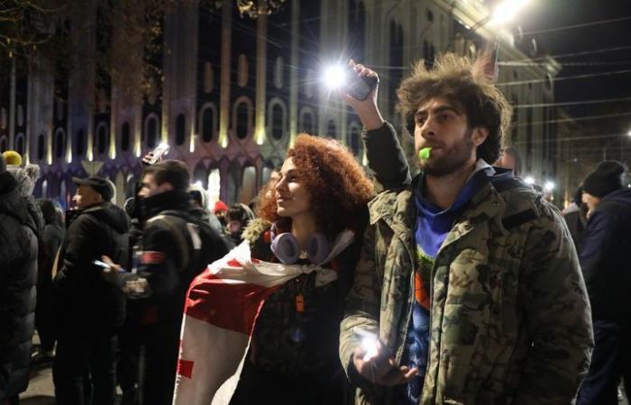 : Informe En Georgia, los manifestantes están dispuestos a “defender físicamente” a la presidenta Salomé Zourabichvili, que se niega a entregar su mandato.