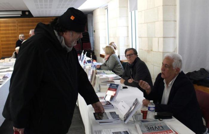 En el Mercado del Libro de Navidad, autores guiados por la pasión por la escritura