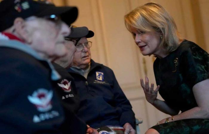 El rey Felipe y la reina Matilde se encuentran con cuatro veteranos de la Batalla de las Ardenas