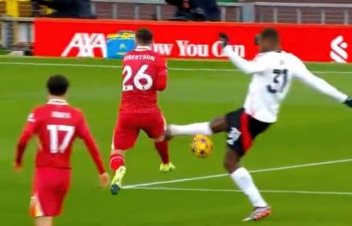 La Premier League emite un comunicado mientras la estrella del Fulham evita la tarjeta roja en los minutos del choque con el Liverpool | Fútbol | Deporte