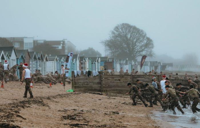 El Regimiento de Apoyo de Asalto Aéreo inicia la Navidad con una sesión de fitness en la arena de Essex