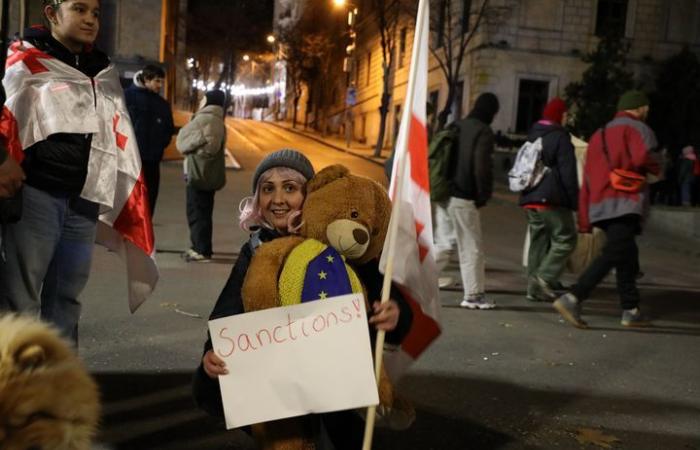 : Informe En Georgia, los manifestantes están dispuestos a “defender físicamente” a la presidenta Salomé Zourabichvili, que se niega a entregar su mandato.