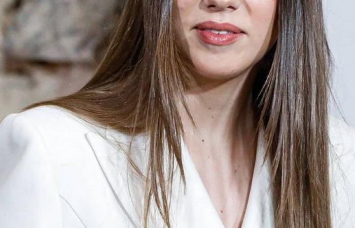 Sofía de España elegante de blanco para su primera salida oficial en solitario, a sus 17 años