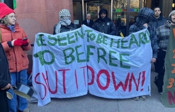 Protesta antiisraelí frente a la biblioteca de la Universidad de Nueva York el último día de clases