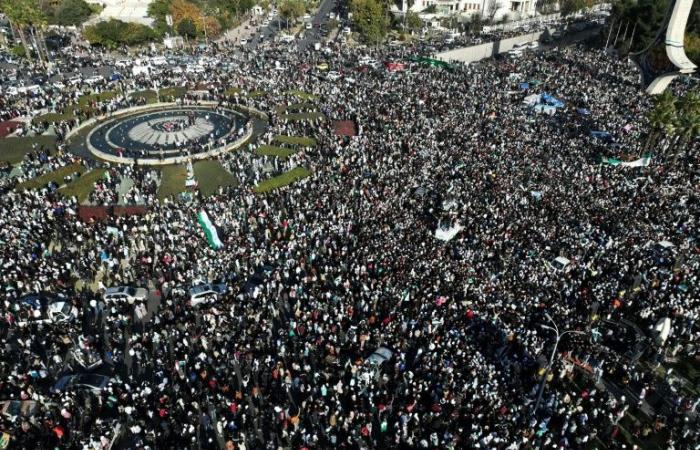 “Liberados”, miles de sirios jubilosos en la mezquita omeya