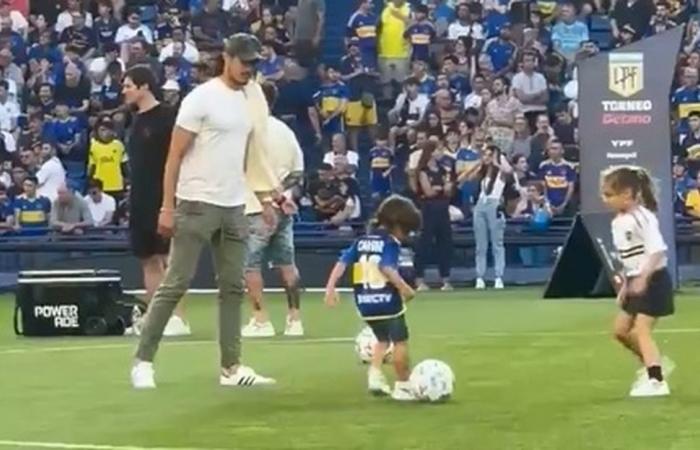 Edinson Cavani y el tierno momento jugando con sus hijos en La Bombonera tras no poder estar en Boca Junior vs Independiente