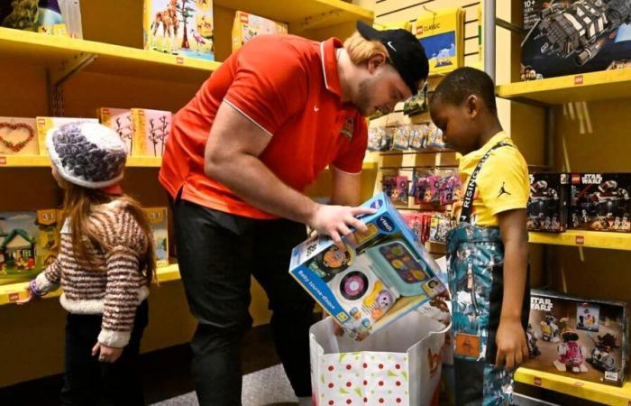 Operación Regalos de Navidad: niños necesitados caminan por los pasillos de Benjo por última vez