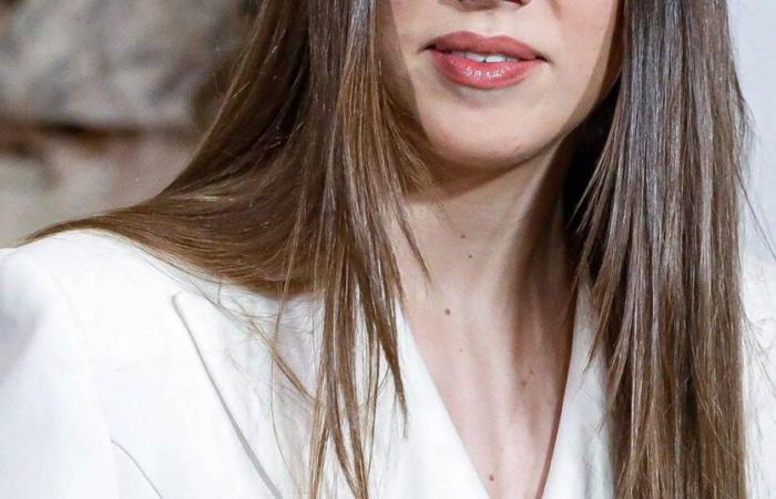 Sofía de España elegante de blanco para su primera salida oficial en solitario, a sus 17 años