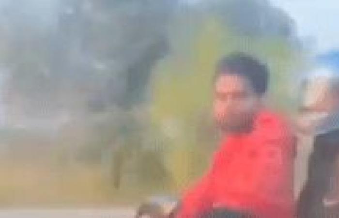 Video viral: un criminal esposado viaja en bicicleta mientras un policía ocupa el asiento del pasajero