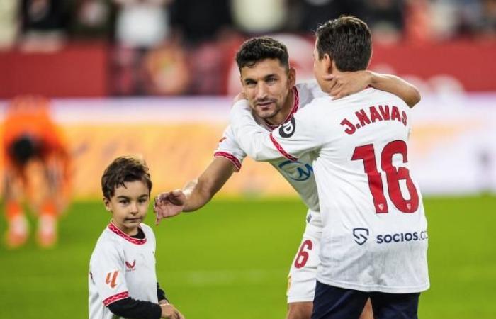 Jesús Navas homenajeado en el banquillo de su último partido en casa con el Sevilla FC