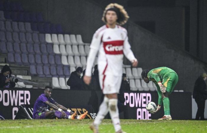 El farolillo rojo Beerschot se queda empatado ante el débil Standard tras una buena jugada del portero Epolo