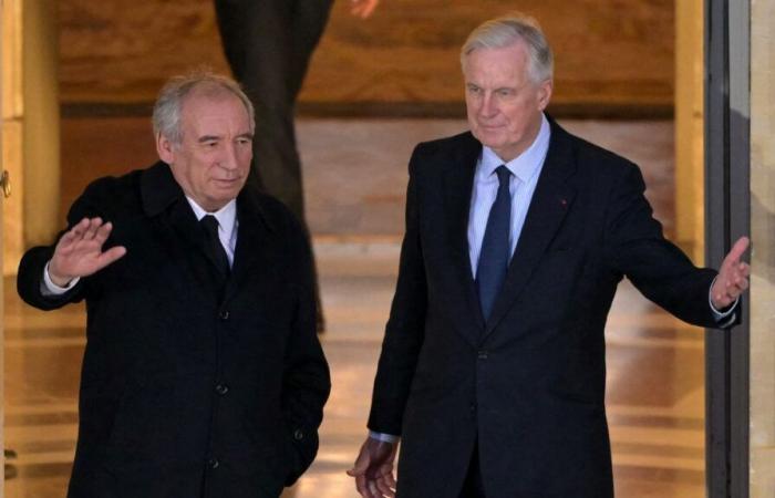 Los tres momentos del traspaso de poder entre Michel Barnier y François Bayrou que no hay que perderse